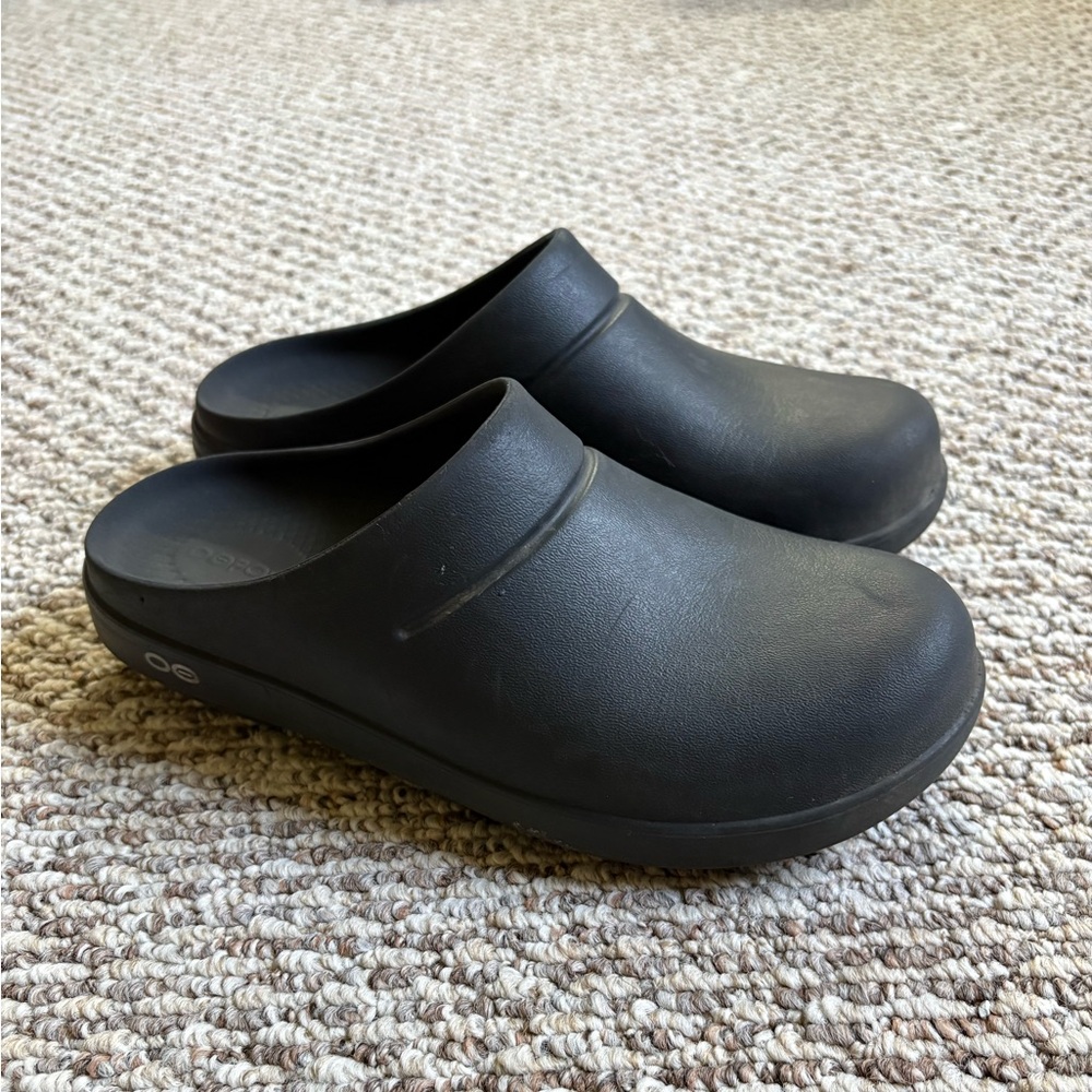OOFOS Black Slip-On Flats Women’s 8